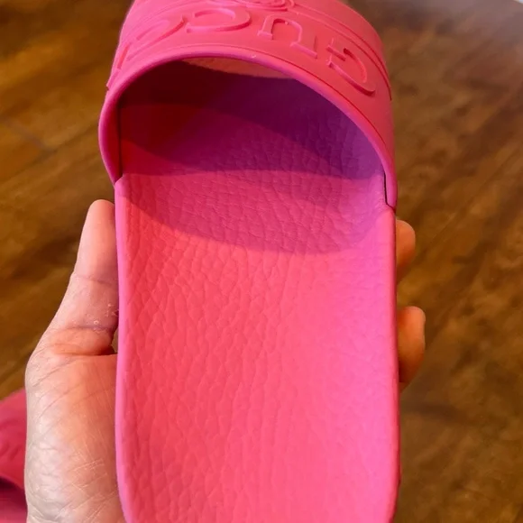 ⛔️SOLD ⛔️Gucci Pursuit GG Logo Rubber Slide On Pool Sandals Pink - Picture 16 of 17